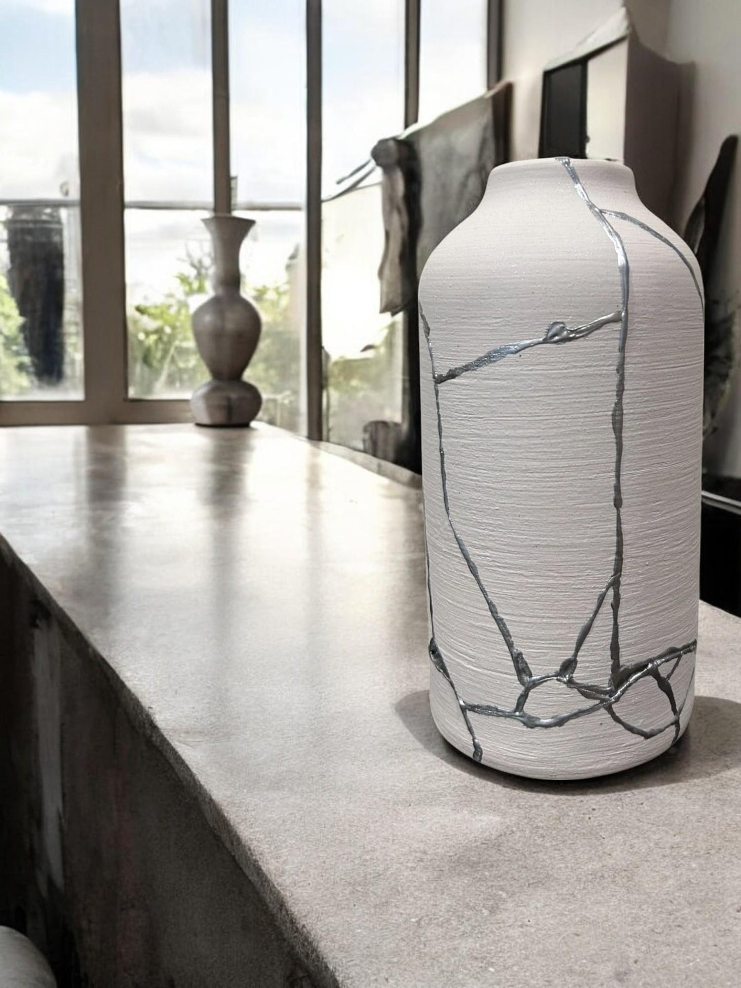 Kintsugi Silver 'Gintsugi' Giraffe Vase - Chrome Trend - Japanese Pottery Broken + Repaired - White - Hand Painted Silver (H) 10.125in